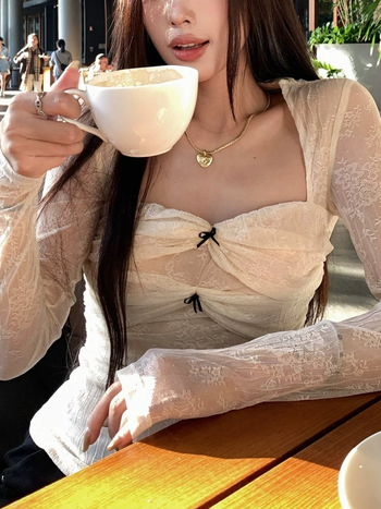 Pöttyös mintájú poliészter blúz, hosszú ujjú, négyszögletes gallér, karcsú szabás