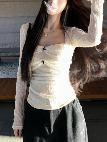 Pöttyös mintájú poliészter blúz, hosszú ujjú, négyszögletes gallér, karcsú szabás