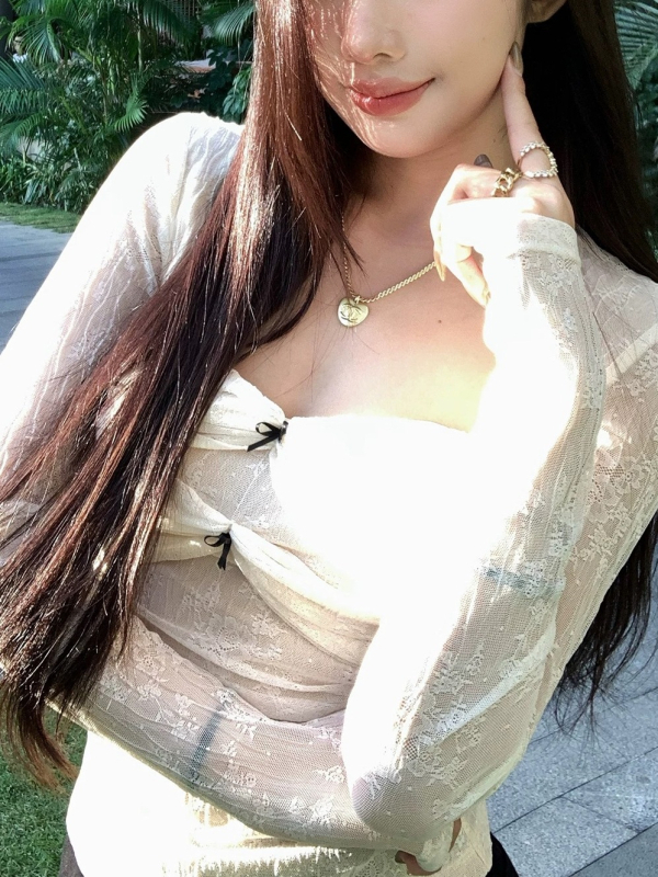 Pöttyös mintájú poliészter blúz, hosszú ujjú, négyszögletes gallér, karcsú szabás