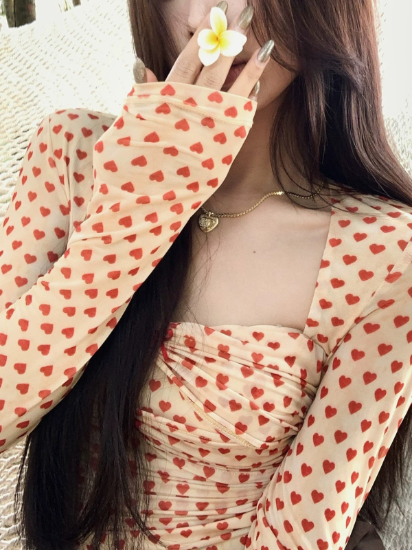 Pöttyös mintájú poliészter blúz, hosszú ujjú, négyszögletes gallér, karcsú szabás