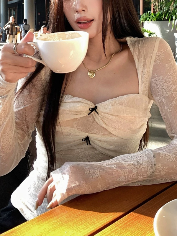 Pöttyös mintájú poliészter blúz, hosszú ujjú, négyszögletes gallér, karcsú szabás