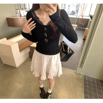 Слим фит полиестрова Т‑шърт с изрязана дантела и панели, дълги ръкави, V‑образно деколте