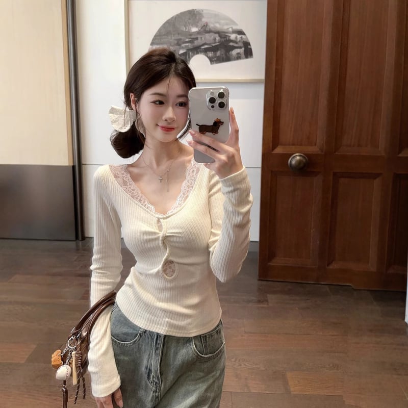 Слим фит полиестрова Т‑шърт с изрязана дантела и панели, дълги ръкави, V‑образно деколте