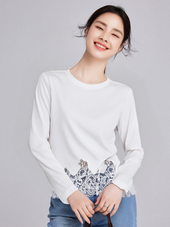 Majica od pamuka s rebrastom teksturom i čipkastim rubom na donjem dijelu, dugi rukavi, okrugli izrez, uski kroj