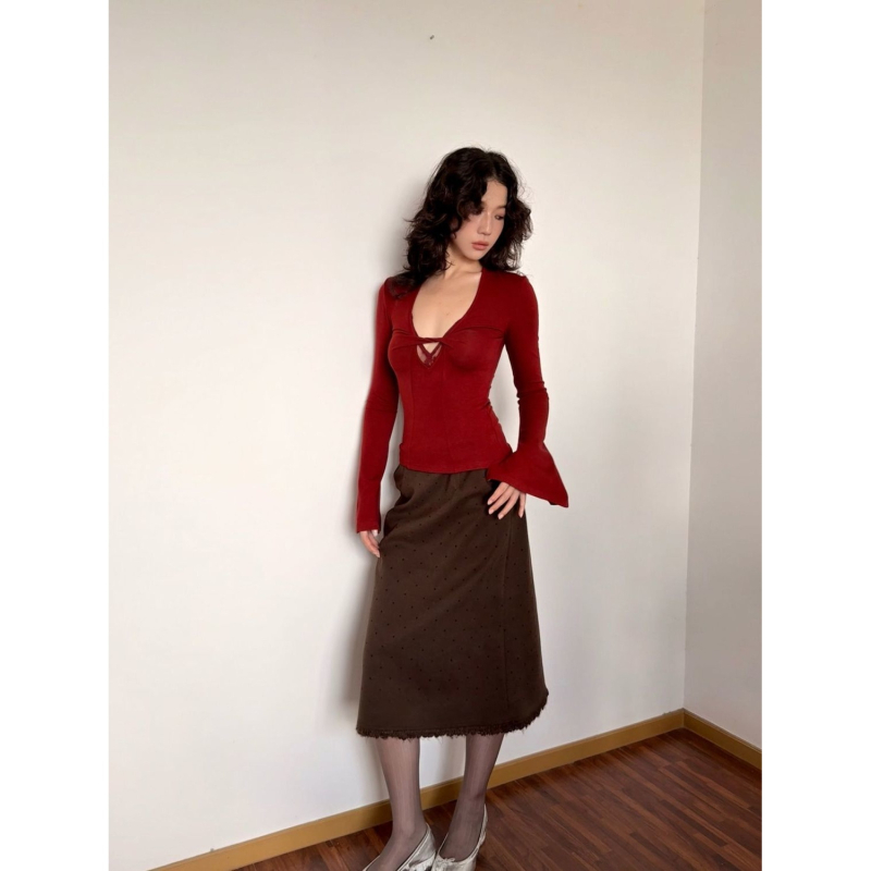 Tričko od viskoze s V‑dekolteom, šivanje, oversize kroj, zvonasti rukavi