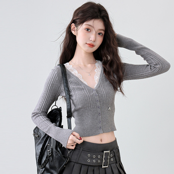 Női kötött pulóver csipke patchworkkal, polo gallérral, hosszú ujjal, karcsú szabás, ultra rövid hossz