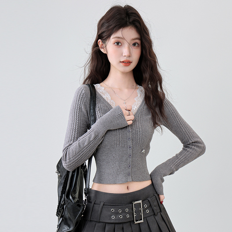 Női kötött pulóver csipke patchworkkal, polo gallérral, hosszú ujjal, karcsú szabás, ultra rövid hossz