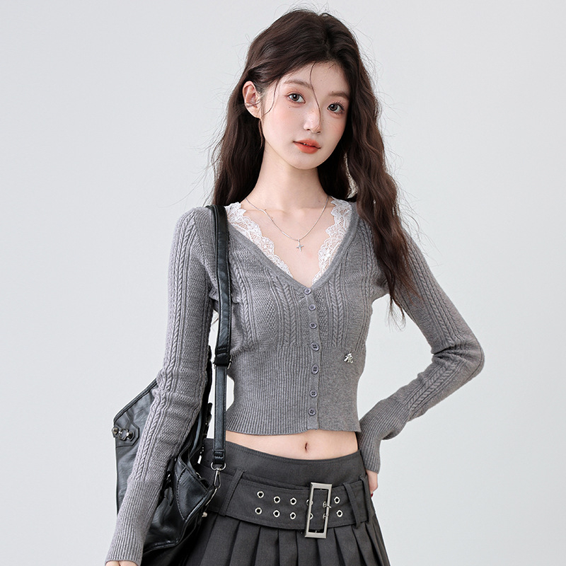 Női kötött pulóver csipke patchworkkal, polo gallérral, hosszú ujjal, karcsú szabás, ultra rövid hossz