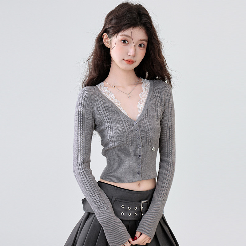 Női kötött pulóver csipke patchworkkal, polo gallérral, hosszú ujjal, karcsú szabás, ultra rövid hossz