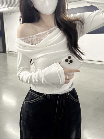 Viszkóz anyagú felső csipkés varrással, vállról nyitott, hosszú ujjú, karcsú szabás, rövid