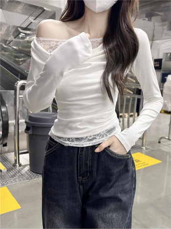 Viszkóz anyagú felső csipkés varrással, vállról nyitott, hosszú ujjú, karcsú szabás, rövid