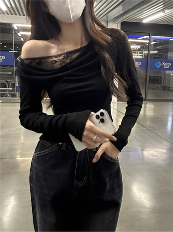 Viszkóz anyagú felső csipkés varrással, vállról nyitott, hosszú ujjú, karcsú szabás, rövid