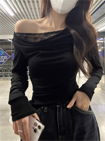 Viszkóz anyagú felső csipkés varrással, vállról nyitott, hosszú ujjú, karcsú szabás, rövid