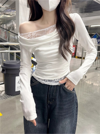 Viszkóz anyagú felső csipkés varrással, vállról nyitott, hosszú ujjú, karcsú szabás, rövid