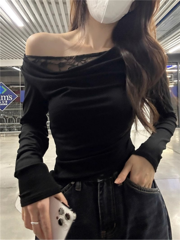 Viszkóz anyagú felső csipkés varrással, vállról nyitott, hosszú ujjú, karcsú szabás, rövid