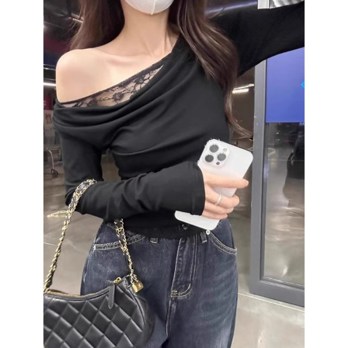 Viszkóz anyagú felső csipkés varrással, vállról nyitott, hosszú ujjú, karcsú szabás, rövid