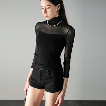 Тениска от мрежеста материя, висока яка, дълги ръкави; основна тъкан: нейлон 95%+