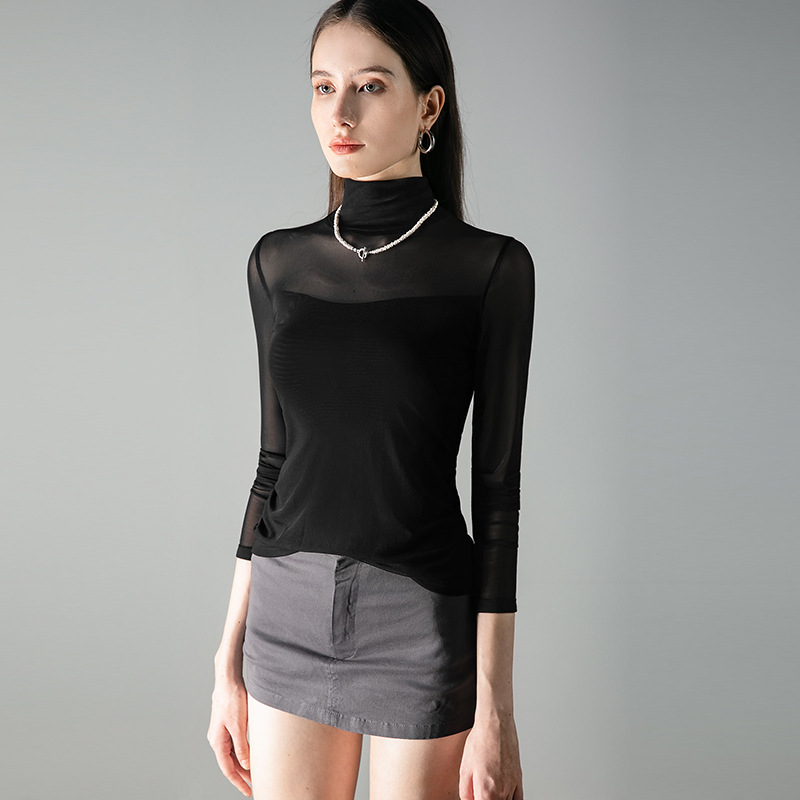 Тениска от мрежеста материя, висока яка, дълги ръкави; основна тъкан: нейлон 95%+