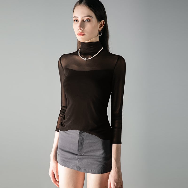 Тениска от мрежеста материя, висока яка, дълги ръкави; основна тъкан: нейлон 95%+