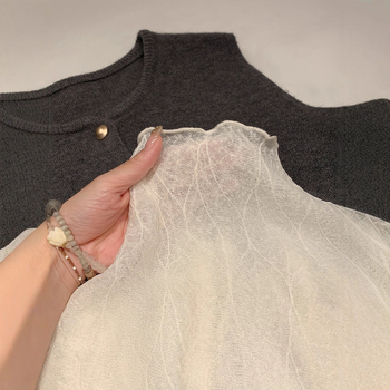 Топ с мрежеста дантела и бродерия, кръгло деколте, дълги ръкави, свободен силует, памук-вискозна смес