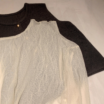 Топ с мрежеста дантела и бродерия, кръгло деколте, дълги ръкави, свободен силует, памук-вискозна смес