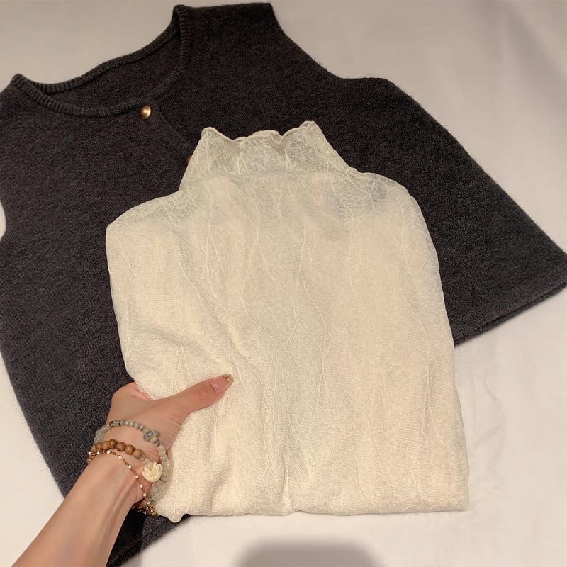 Топ с мрежеста дантела и бродерия, кръгло деколте, дълги ръкави, свободен силует, памук-вискозна смес