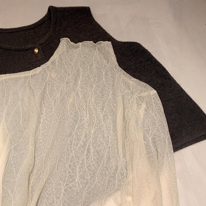 Топ с мрежеста дантела и бродерия, кръгло деколте, дълги ръкави, свободен силует, памук-вискозна смес