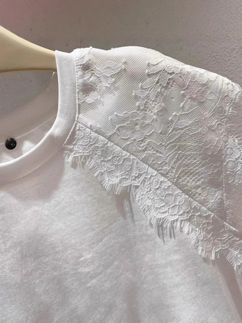 Poliesterska majica kratkih rukava, okrugli izrez, jednobojni uzorak, sadržaj poliestera 70–80%.