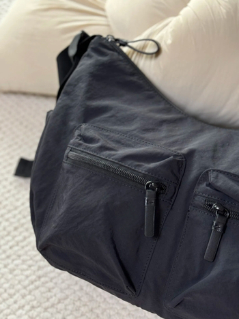 Crossbody torba - oksfordska tkanina, horizontalan kvadratni oblik, zatvarač, poliester podstava, unutarnji džepovi za mobitel i identifikacijsku karticu