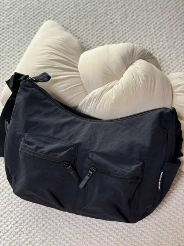Crossbody torba - oksfordska tkanina, horizontalan kvadratni oblik, zatvarač, poliester podstava, unutarnji džepovi za mobitel i identifikacijsku karticu