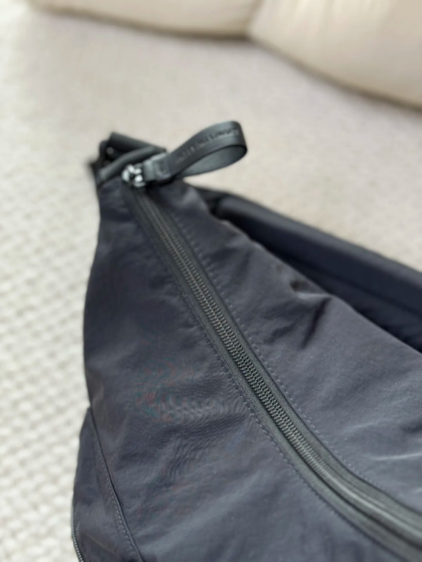 Crossbody torba - oksfordska tkanina, horizontalan kvadratni oblik, zatvarač, poliester podstava, unutarnji džepovi za mobitel i identifikacijsku karticu