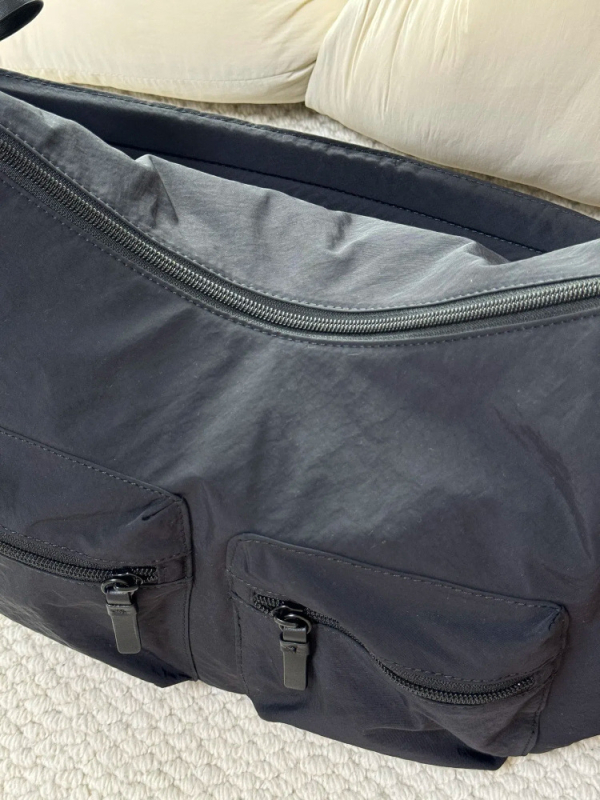Crossbody torba - oksfordska tkanina, horizontalan kvadratni oblik, zatvarač, poliester podstava, unutarnji džepovi za mobitel i identifikacijsku karticu