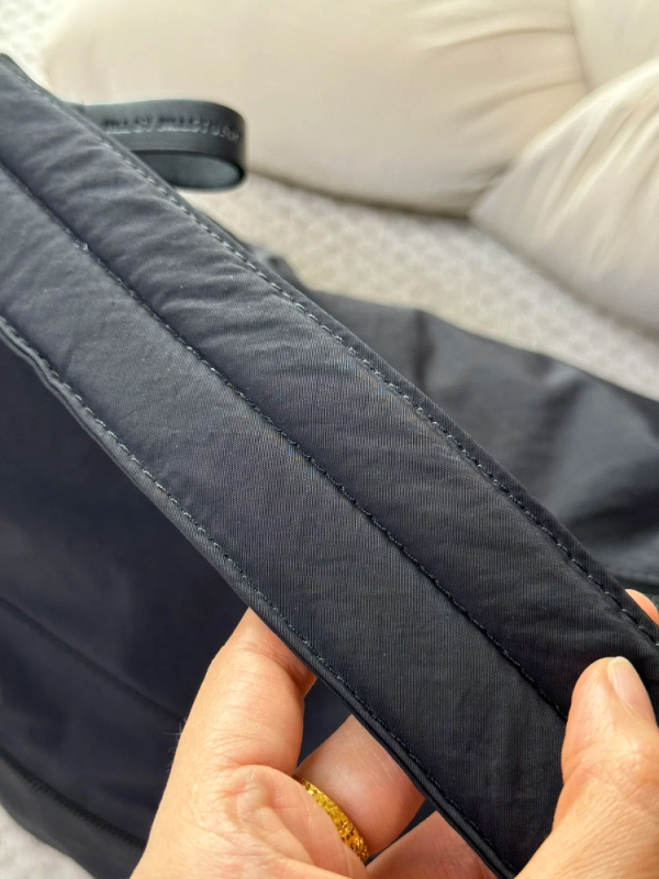Crossbody torba - oksfordska tkanina, horizontalan kvadratni oblik, zatvarač, poliester podstava, unutarnji džepovi za mobitel i identifikacijsku karticu