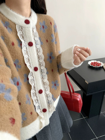 Francuski stil: pleteni kardigan s kontrastnim blokovima boja, čipkasti patchwork i naglasci od lažne norke, debelo pletenje, okrugli ovratnik, dugi rukavi, lagan kroj