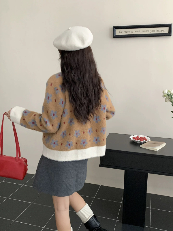 Francuski stil: pleteni kardigan s kontrastnim blokovima boja, čipkasti patchwork i naglasci od lažne norke, debelo pletenje, okrugli ovratnik, dugi rukavi, lagan kroj