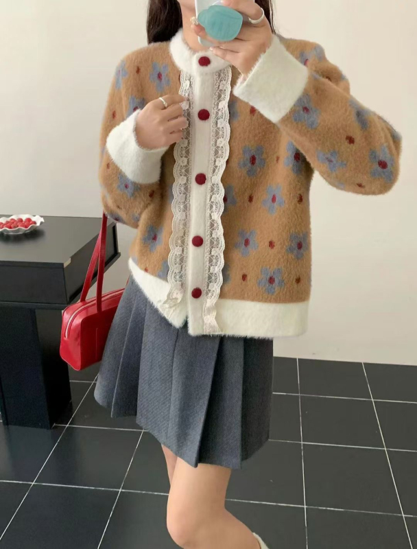 Francuski stil: pleteni kardigan s kontrastnim blokovima boja, čipkasti patchwork i naglasci od lažne norke, debelo pletenje, okrugli ovratnik, dugi rukavi, lagan kroj