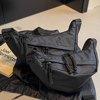 Ženska crossbody torba u obliku knedle, mekani materijal s cvjetnim uzorkom, zatvaranje poklopcem, unutarnji džep sa zipom, podstava s teksturom travnate
