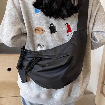Ženska crossbody torba u obliku knedle, mekani materijal s cvjetnim uzorkom, zatvaranje poklopcem, unutarnji džep sa zipom, podstava s teksturom travnate