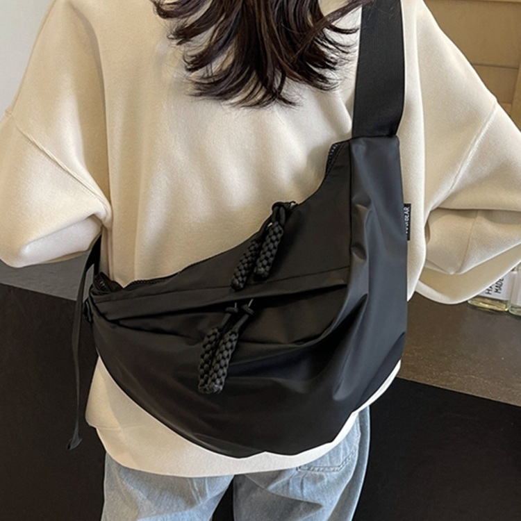 Ženska crossbody torba u obliku knedle, mekani materijal s cvjetnim uzorkom, zatvaranje poklopcem, unutarnji džep sa zipom, podstava s teksturom travnate