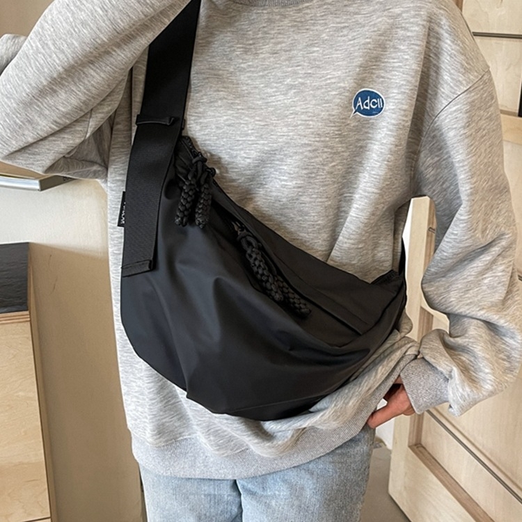 Ženska crossbody torba u obliku knedle, mekani materijal s cvjetnim uzorkom, zatvaranje poklopcem, unutarnji džep sa zipom, podstava s teksturom travnate