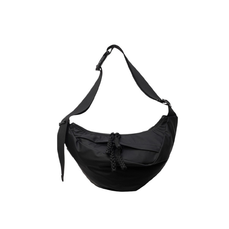 Ženska crossbody torba u obliku knedle, mekani materijal s cvjetnim uzorkom, zatvaranje poklopcem, unutarnji džep sa zipom, podstava s teksturom travnate