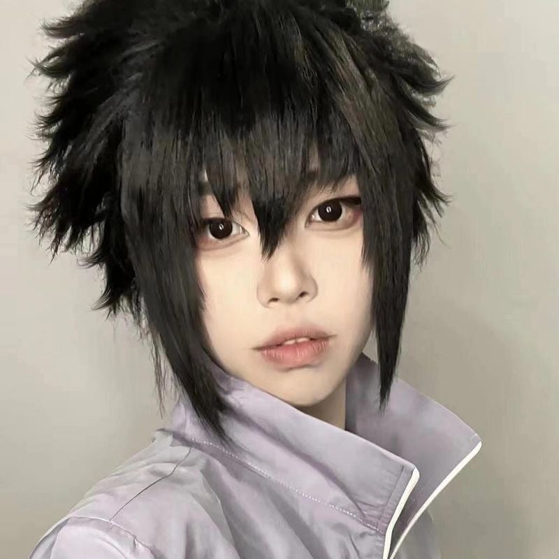 Cosplay paróka Sasuke-stílusú, rövid haj, modell D60K, hőálló szintetikus szál, elfedi az őszülést és növeli a volumenet, nem festhető és nem permelhető