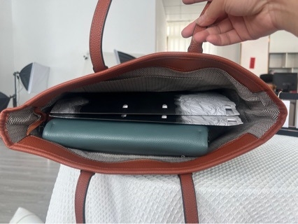 Női Tote táska – utcai stílus, vízszintes négyzet alak, cipzáras nyitás, belső rekesz a dokumentumoknak, dupla vállpánt