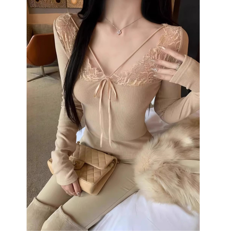 Top tricotat ribat cu decolteu în V și dantelă interioară - mâneci lungi, croială Slim Fit, viscoză cu țesătură plată
