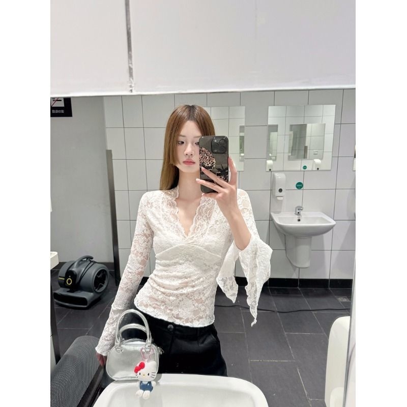 Ženska čipkasta bluza s V-izrezom, uski kroj, ultra kratka duljina, dugi rukavi s princes stilom