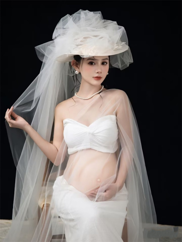 Set za photoshooting trudnice – bezrukavni kostim s suknjom, književno retro stil, midi duljina suknje, 90–95% poliester