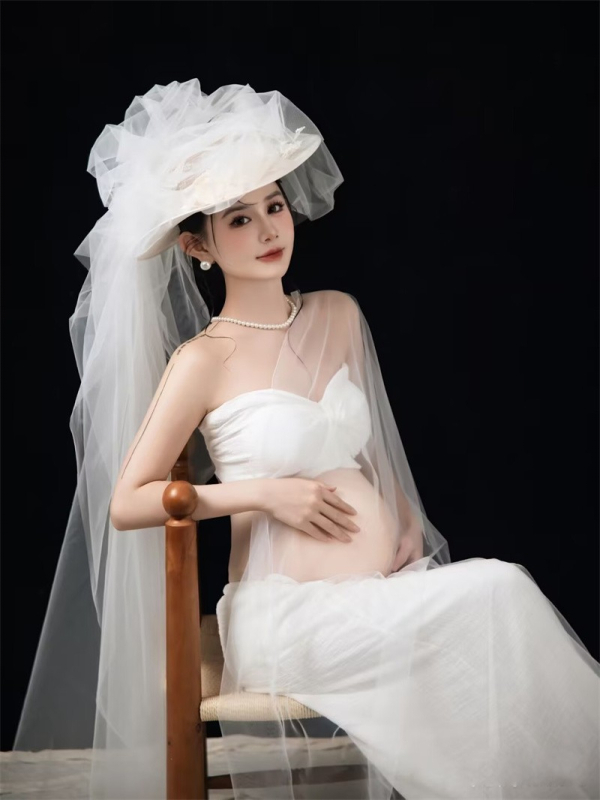 Set za photoshooting trudnice – bezrukavni kostim s suknjom, književno retro stil, midi duljina suknje, 90–95% poliester
