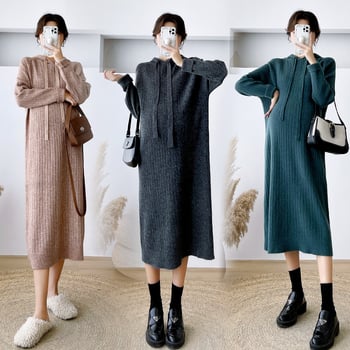 Майчина плетена рокля с качулка, дълги ръкави, миди дължина; достъп за кърмене; материя: core-spun прежда; основна материя: регенерирана целулозна влакна 30–50%; вторична материя: вискоза <30%