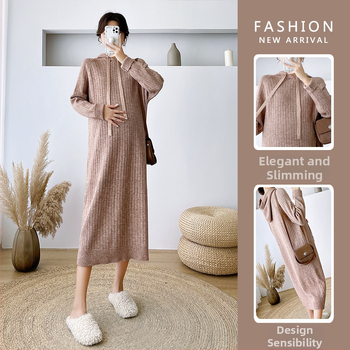 Майчина плетена рокля с качулка, дълги ръкави, миди дължина; достъп за кърмене; материя: core-spun прежда; основна материя: регенерирана целулозна влакна 30–50%; вторична материя: вискоза <30%