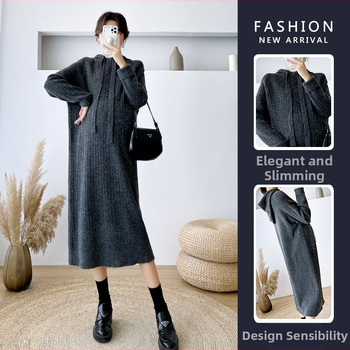 Майчина плетена рокля с качулка, дълги ръкави, миди дължина; достъп за кърмене; материя: core-spun прежда; основна материя: регенерирана целулозна влакна 30–50%; вторична материя: вискоза <30%